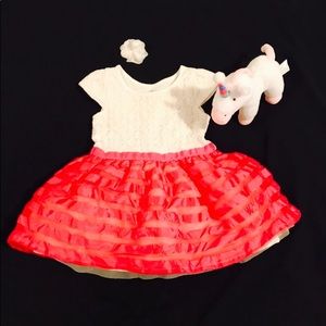 Adorable dress with a hair clip.